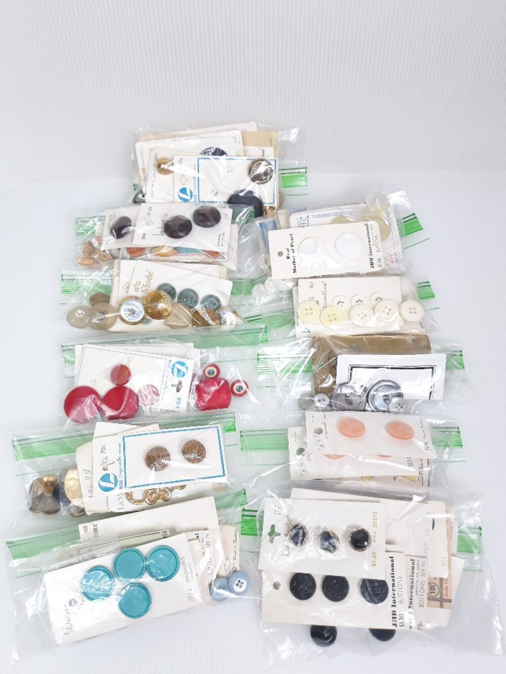 Lot of 300+ Sorted Vintage Buttons Arts & Crafts Sewing